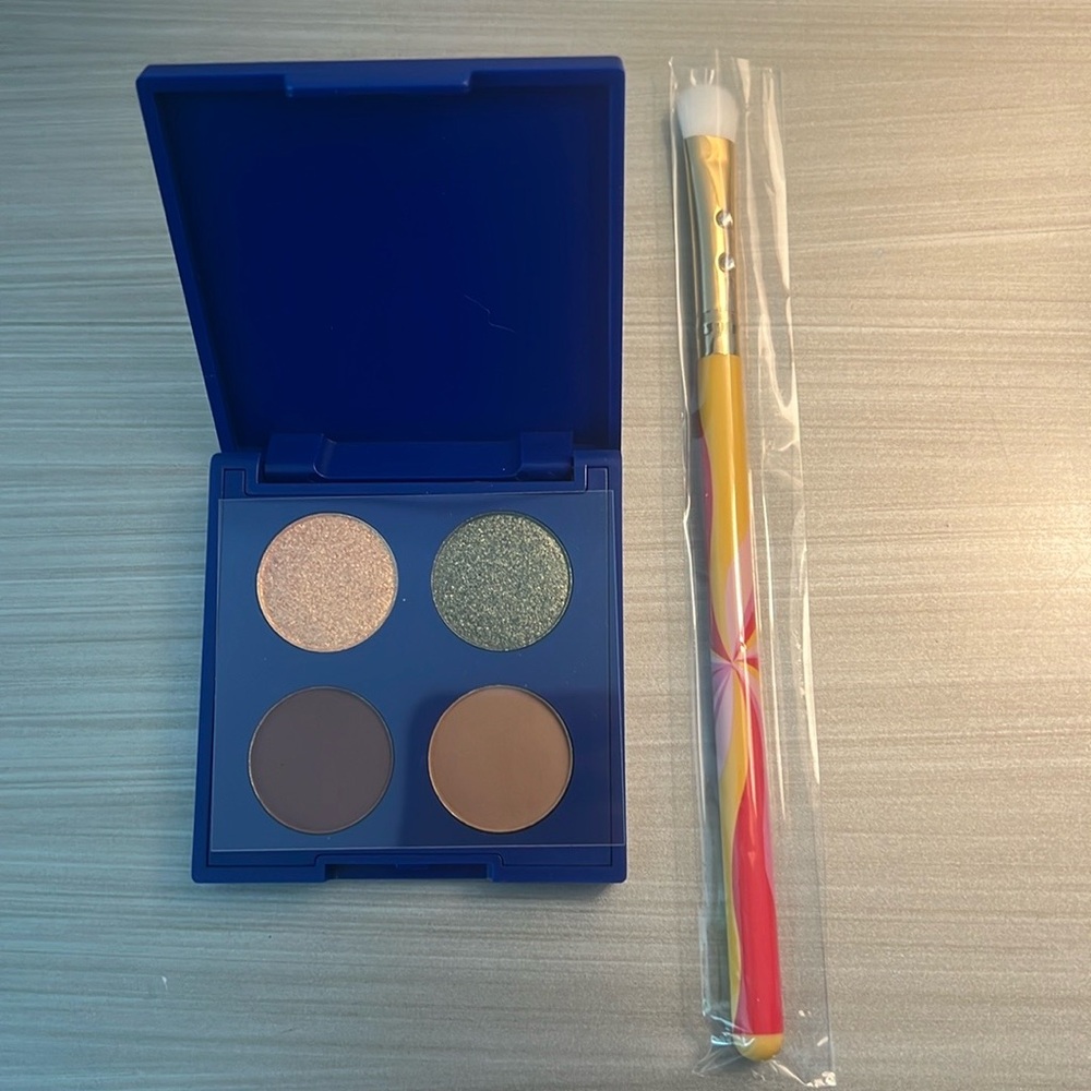 NEW TRESLUCE BEAUTY Beautiful Bella Eyeshadow Quad and Fantastic Retro Brush